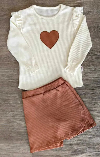 Ensemble haut crème cœur + jupe-short terracotta dernière talle 5 ans ref 1255 ALL FOR KIDS