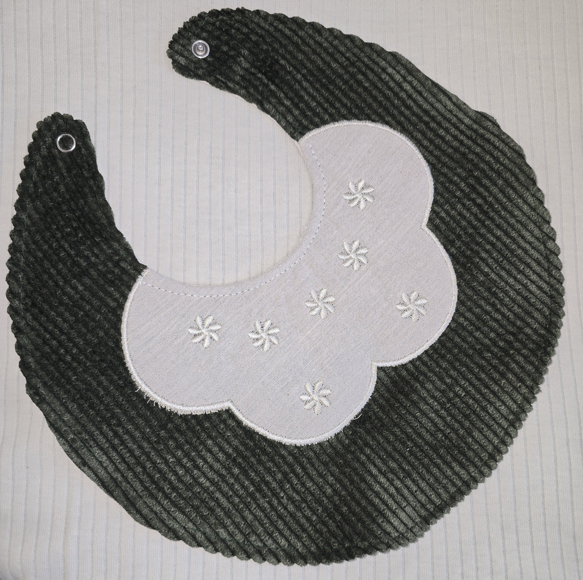 Bavoir bébé kaki en coton côtelé avec col brodé