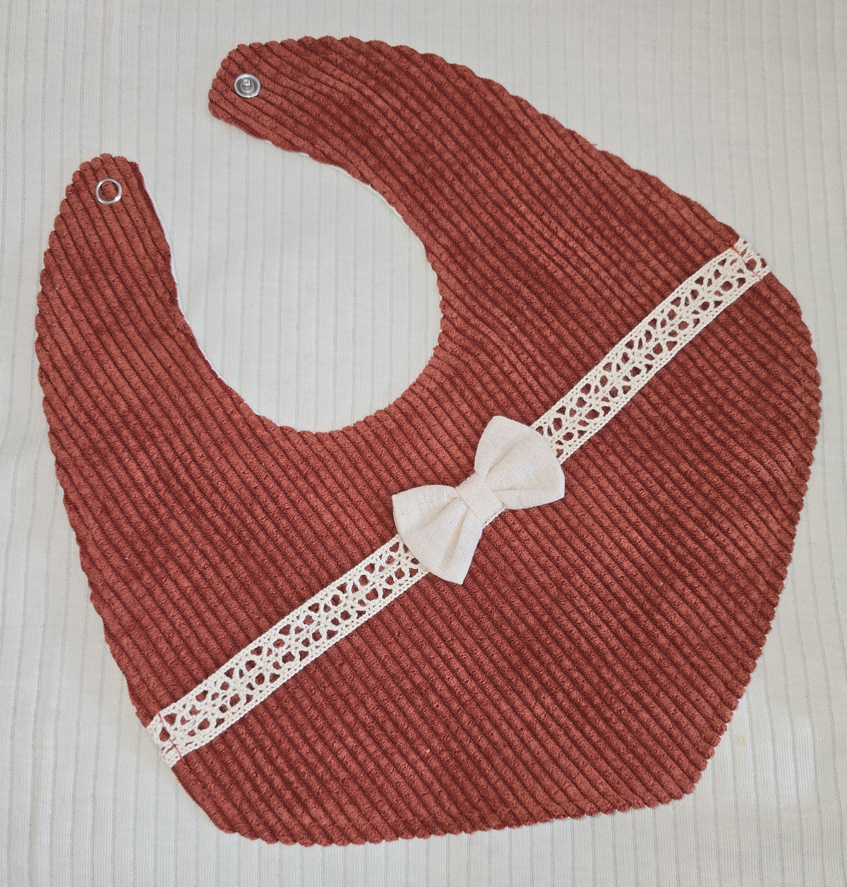 Bavoir bébé terracotta en coton côtelé avec nœud