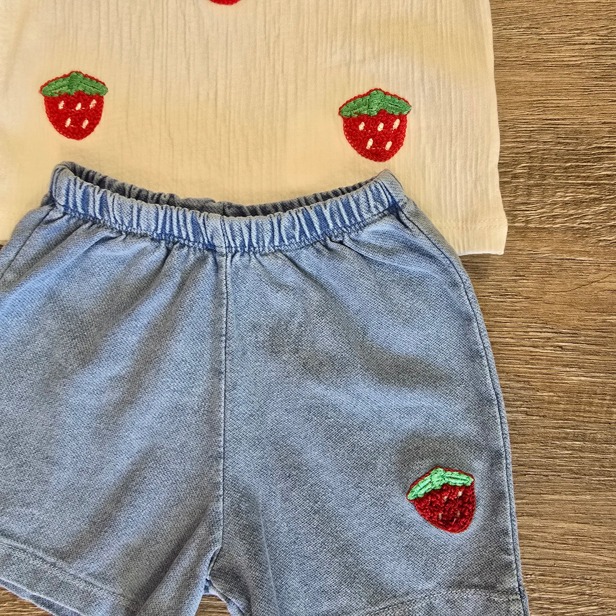 Détail ensemble bébé fille tee-shirt fraises et short