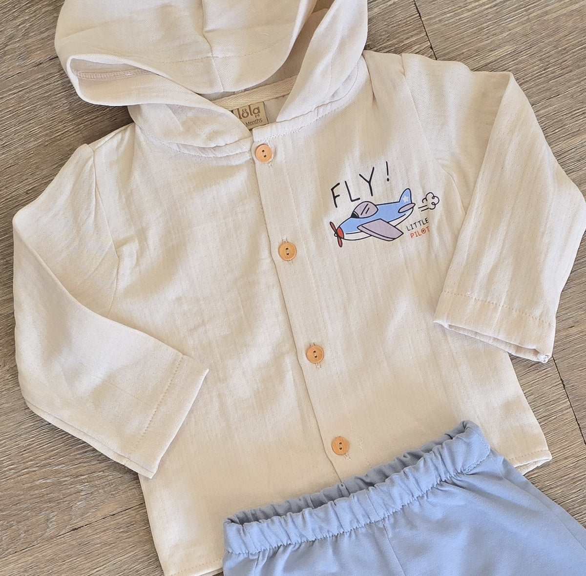 Détail de l’ensemble bébé garçon avec pantalon bleu gris en coton