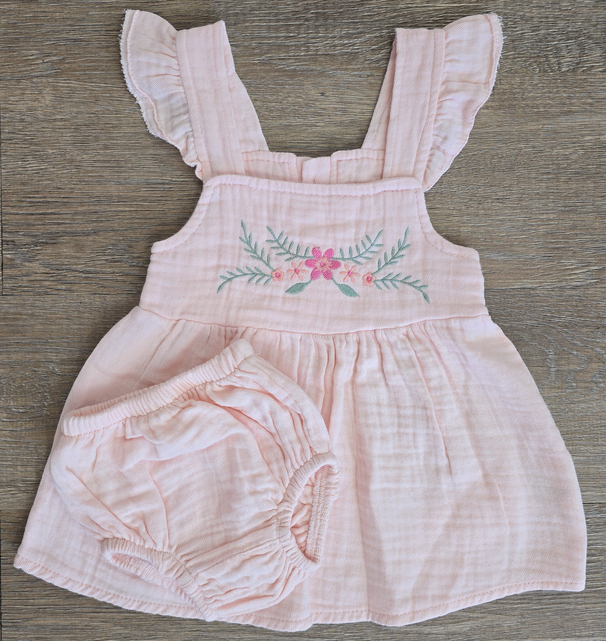 Détail robe et bloomer bébé fille en gaze de coton