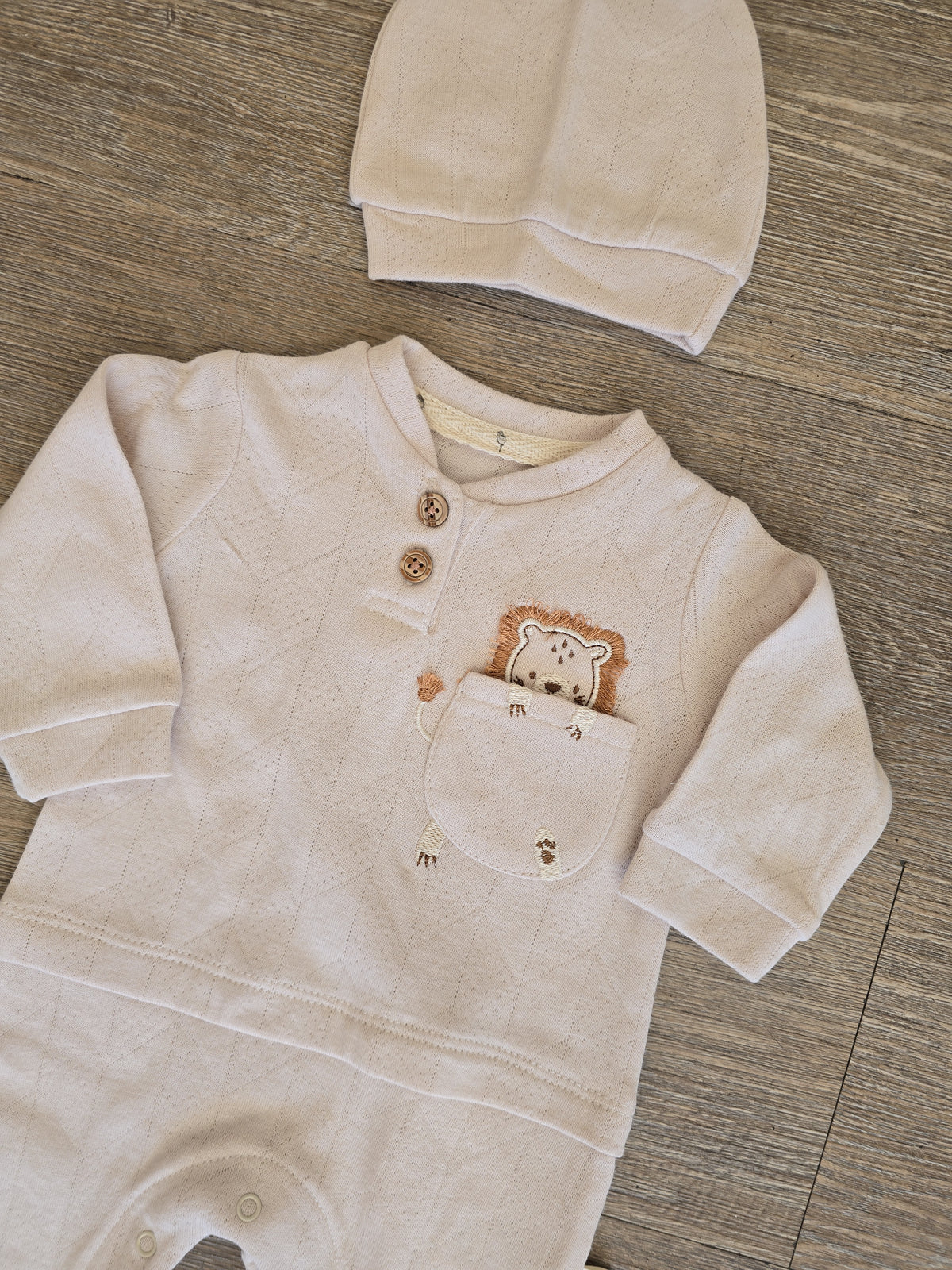 Détail du pyjama bébé garçon beige 100 % coton