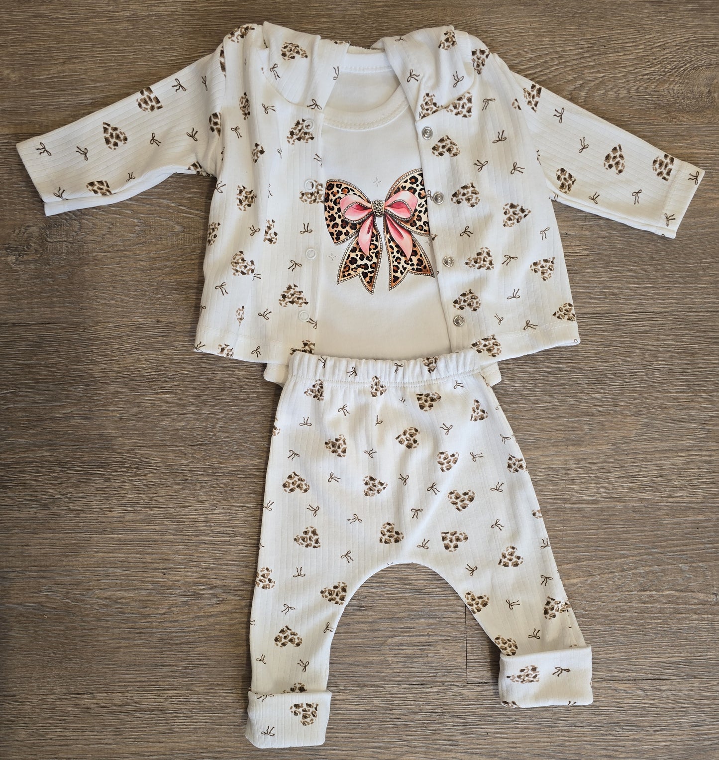 Ensemble bébé fille 3 pièces léopard taille de 0 à 9 mois 100% coton ref 0119