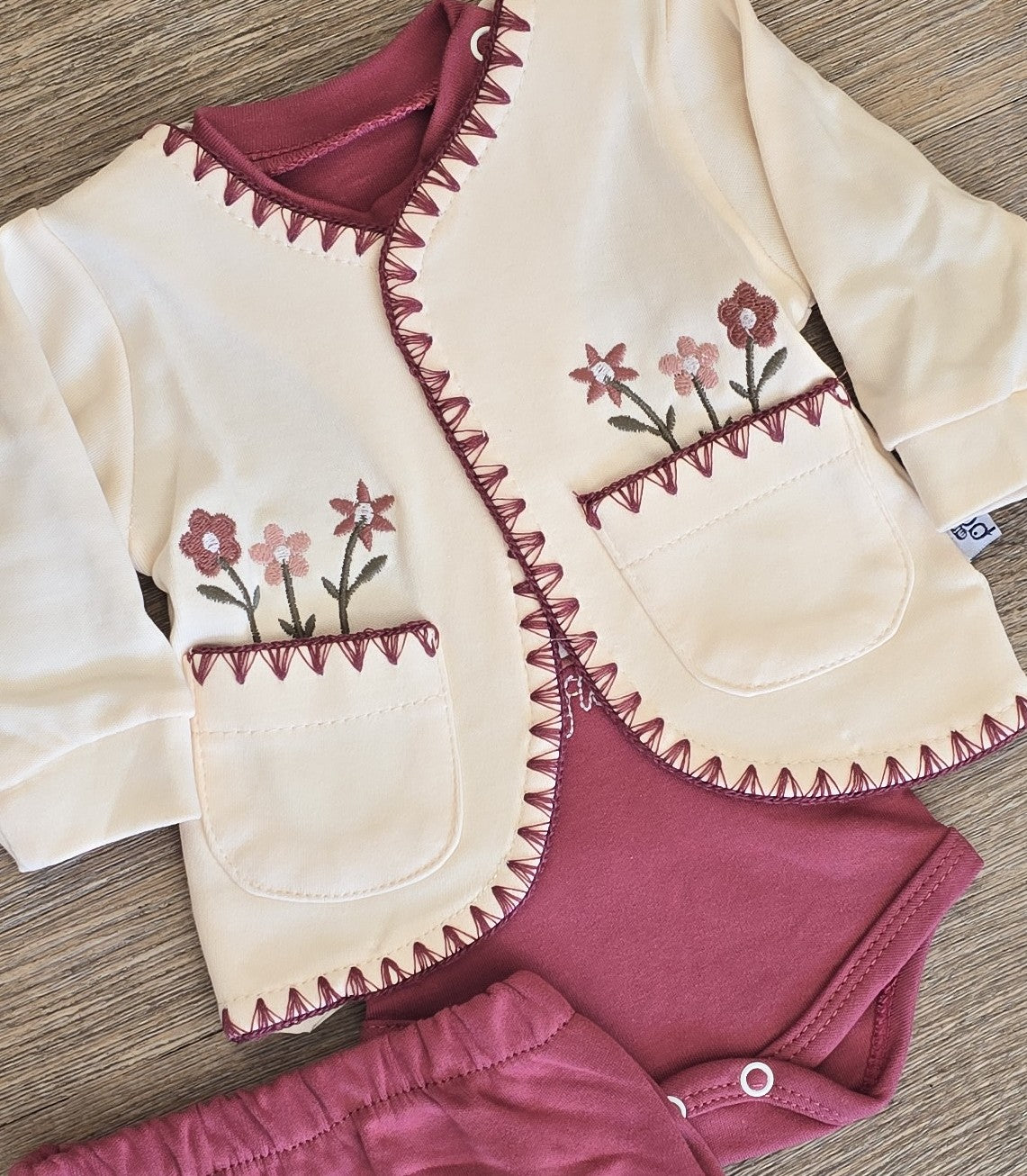 Ensemble bébé coton – Gilet brodé, body et pantalon – 0 à 9 mois ALL FOR KIDS