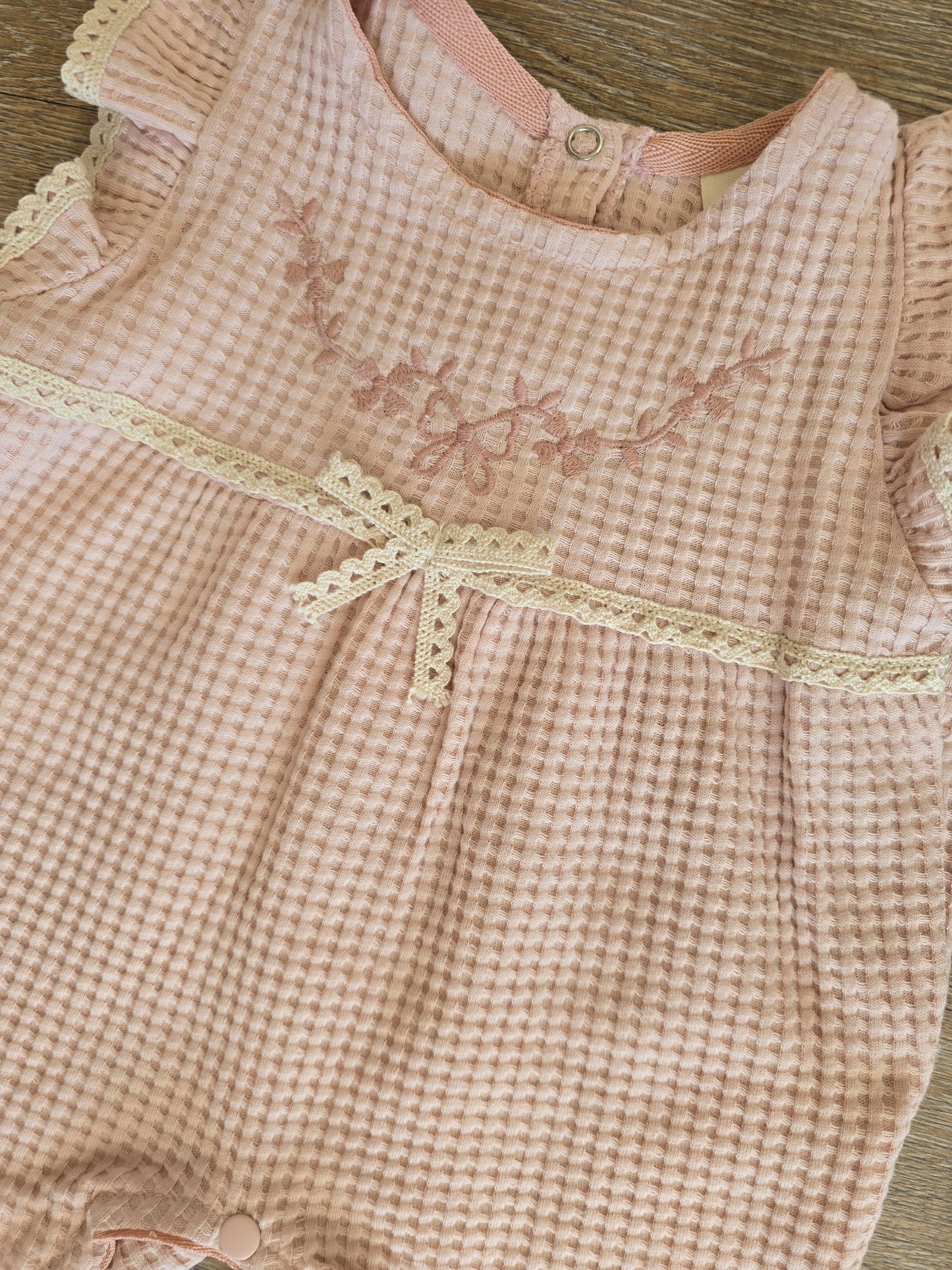 Barboteuse bébé fille volants coton taille de 0 à 9 mois ref 1209 ALL FOR KIDS