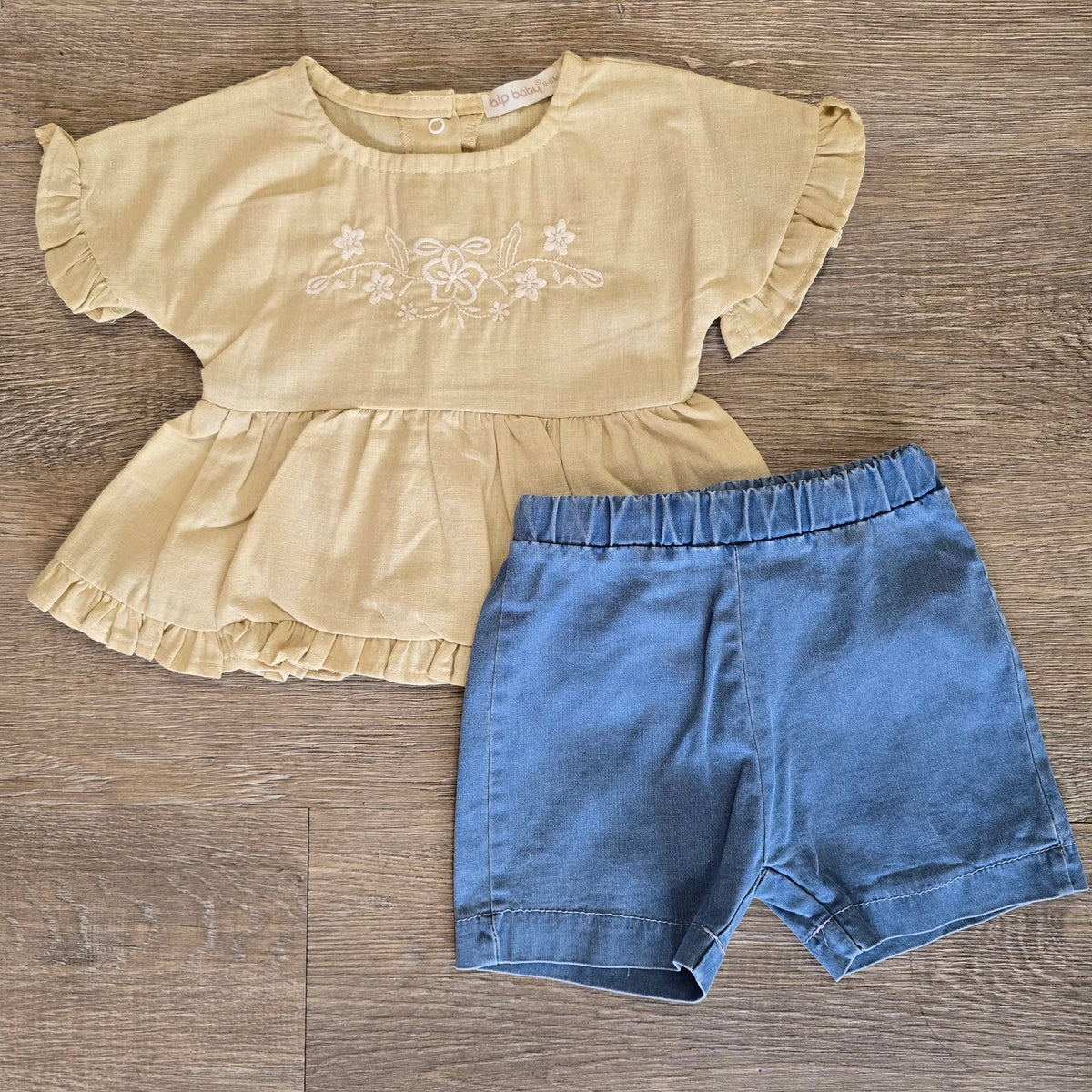 Tenue été bébé fille haut en lin à broderies florales et short en coton