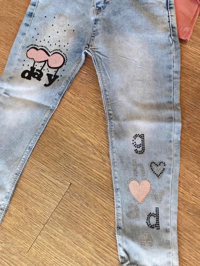 Ensemble fille haut rose Love + jean décoré 100% coton dernière taille 5 ans ref 9541 ALL FOR KIDS