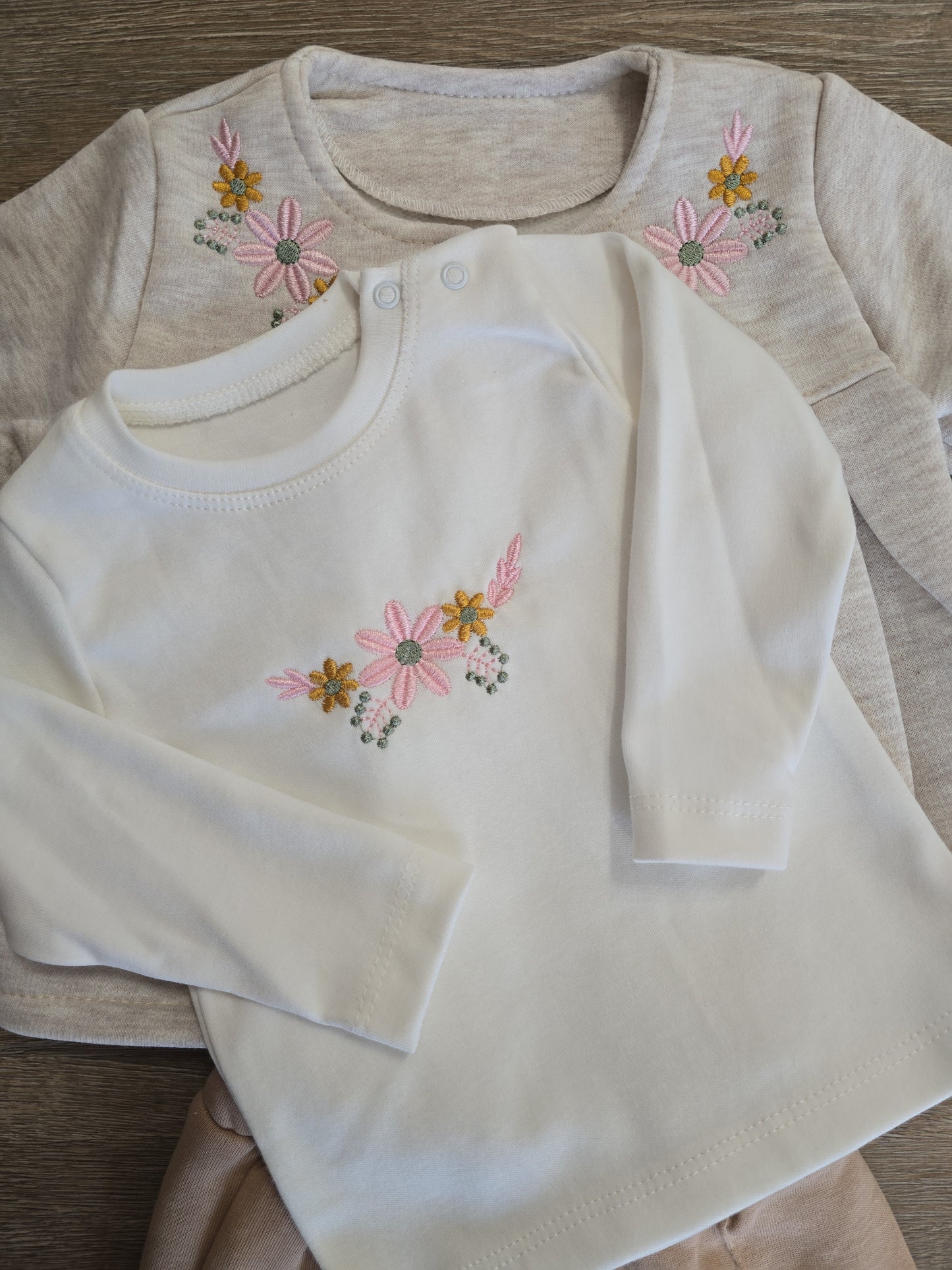 Ensemble fille 3 pièces brodé beige taille de 9 à 18 mois ref 1092
