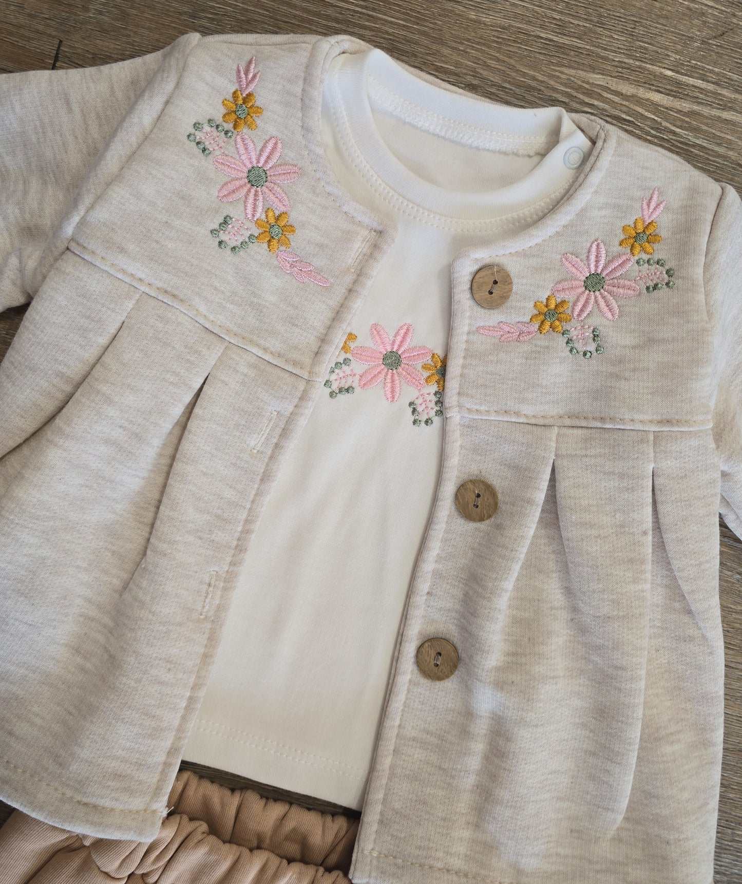 Ensemble fille 3 pièces brodé beige taille de 9 à 18 mois ref 1092