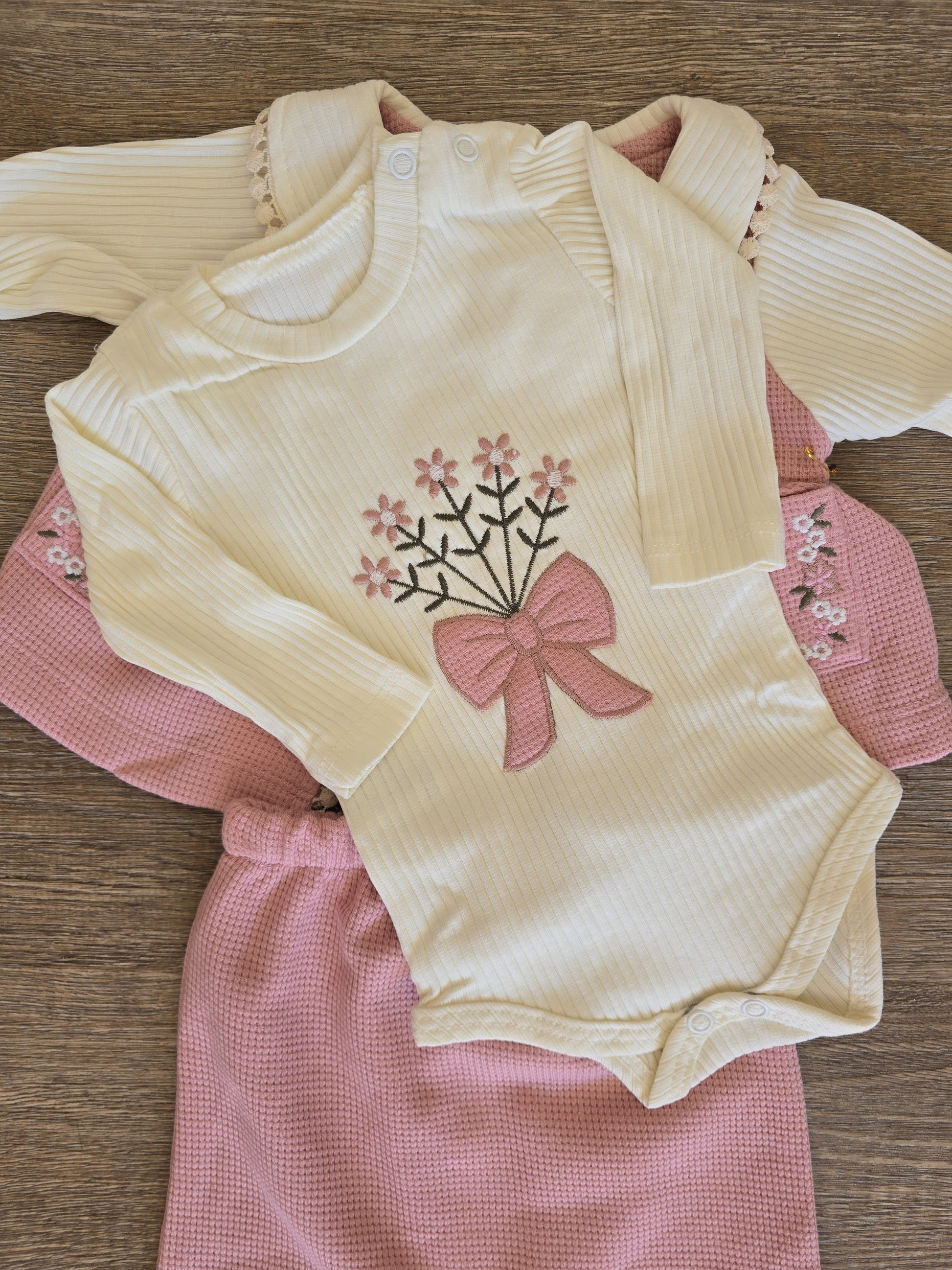 Ensemble bébé fille col Claudine brodé taille 0 à 6 mois coton ref 1319 ALL FOR KIDS