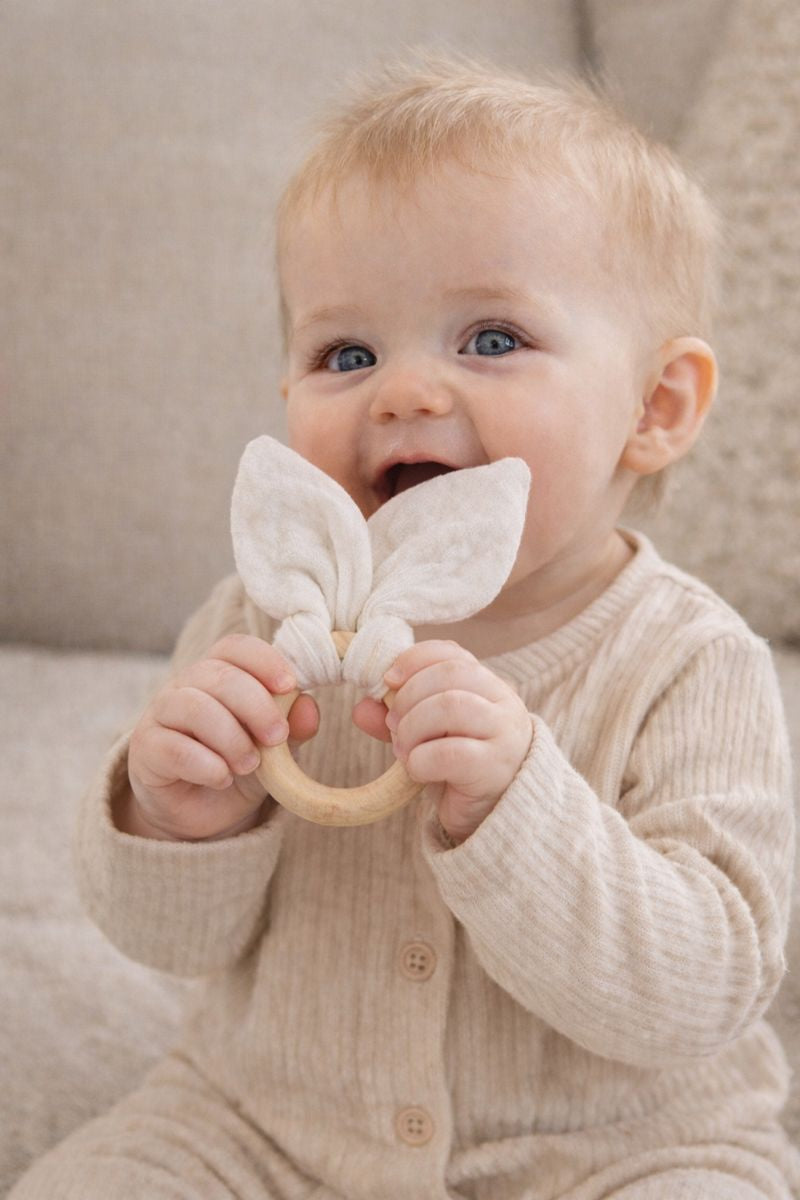Détail anneau de dentition lapin bébé en bois et coton