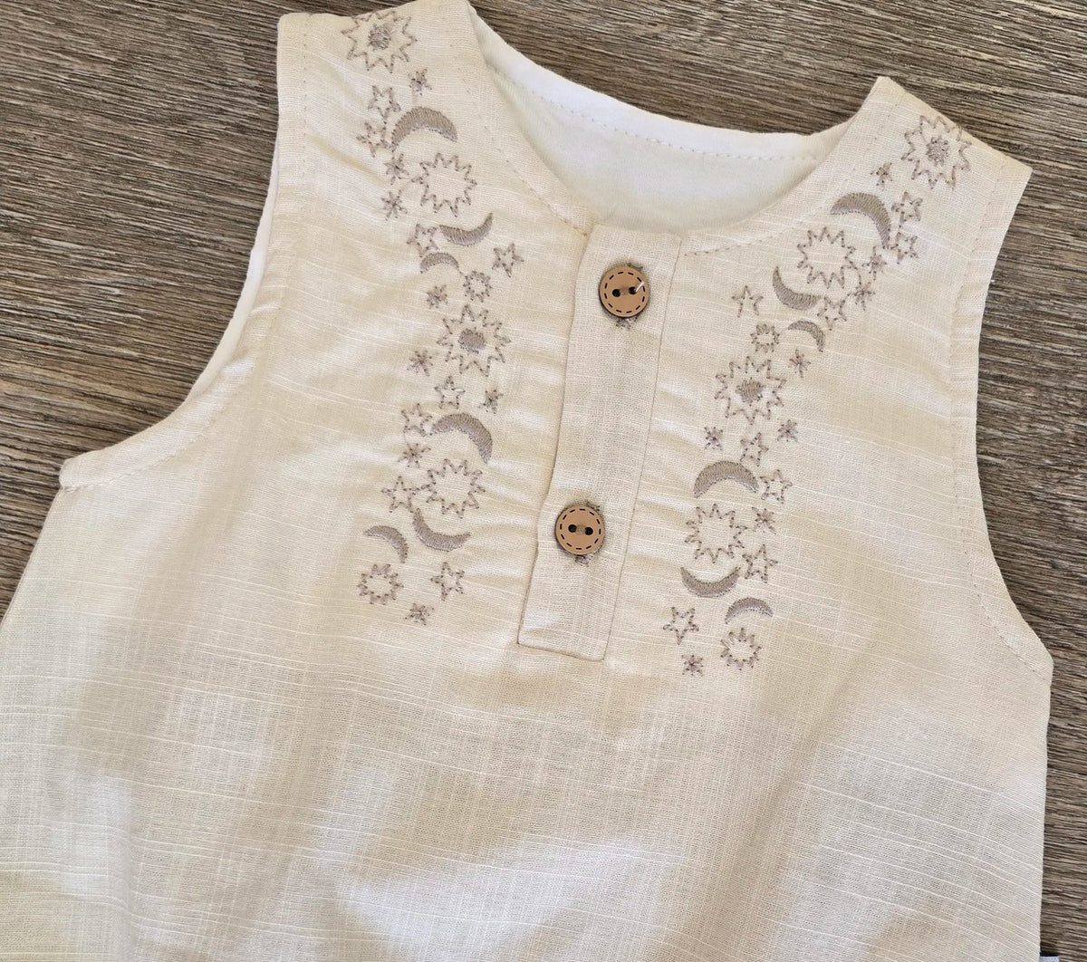 Barboteuse bébé fille beige avec broderies lune et étoiles
