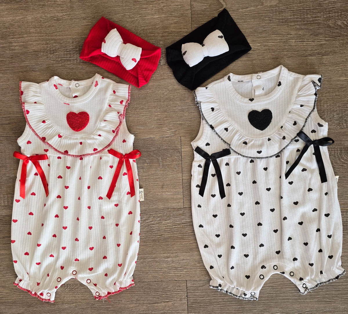 Barboteuse bébé fille noire et blanche à petits cœurs