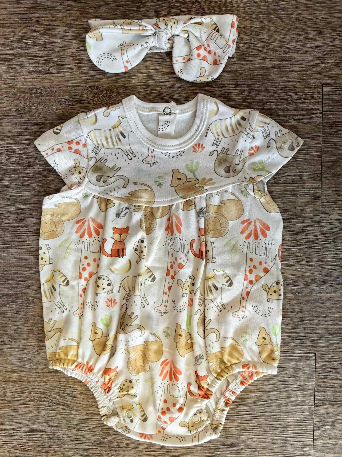 Barboteuse bébé fille crème imprimé girafes lions zèbres et éléphants