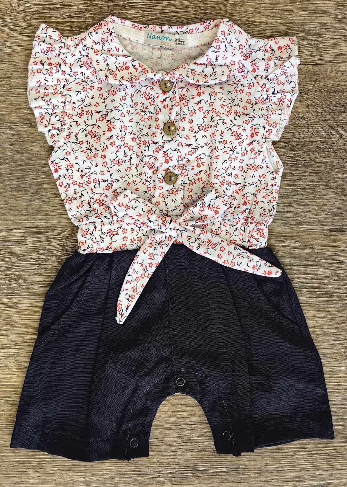 Détail barboteuse bébé fille col et volants fleuris