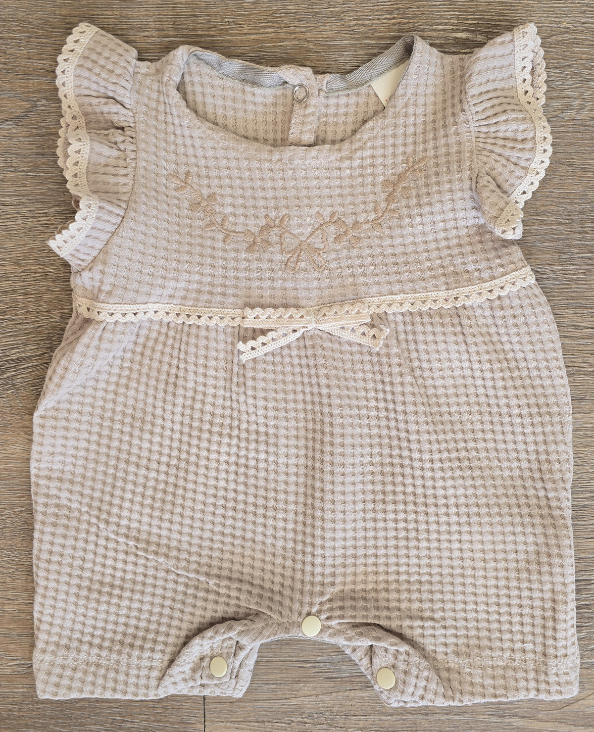 Détail barboteuse bébé fille rose en coton