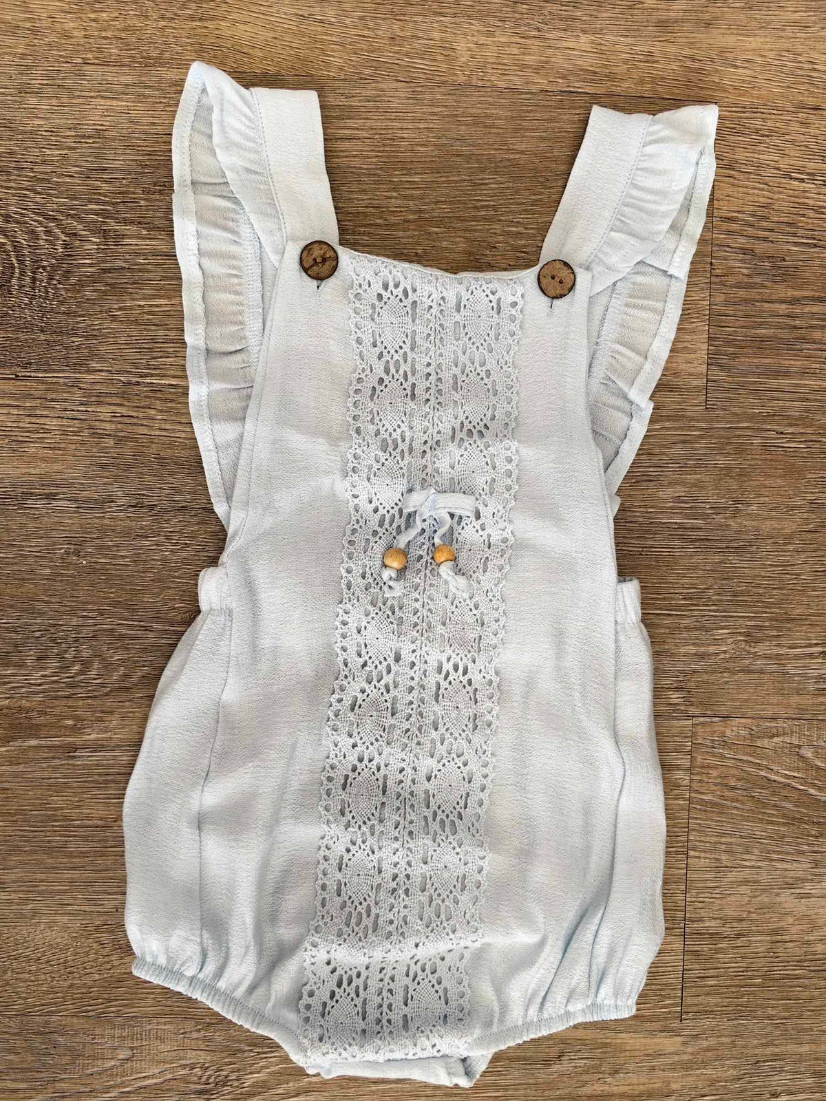 Détail barboteuse bébé fille turquoise en coton