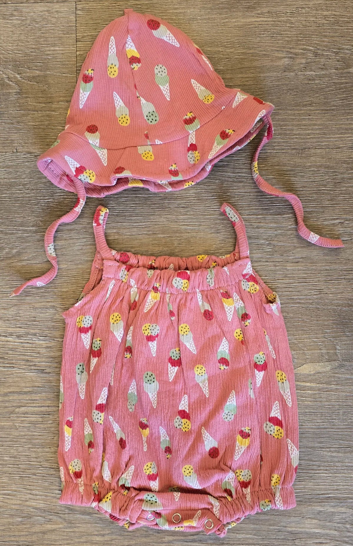 Barboteuse bébé fille vieux rose à imprimé glaces colorées