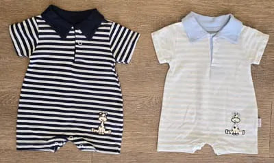 Barboteuse bébé garçon marine à rayures avec col polo et girafe brodée