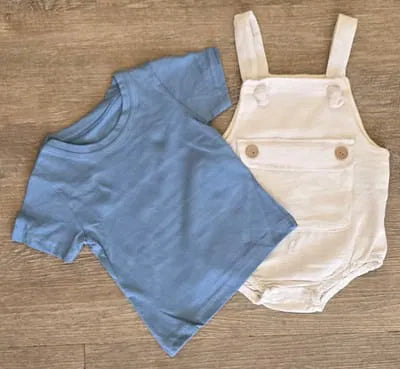 Barboteuse beige en lin à bretelles et tee-shirt bleu ciel bébé garçon