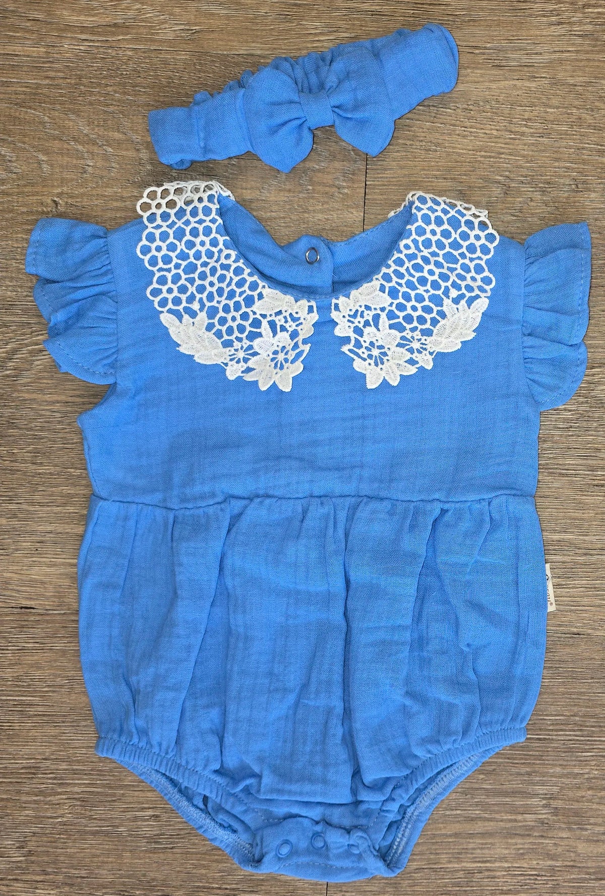 Barboteuse bleu roi bébé fille avec col en dentelle blanche et volants
