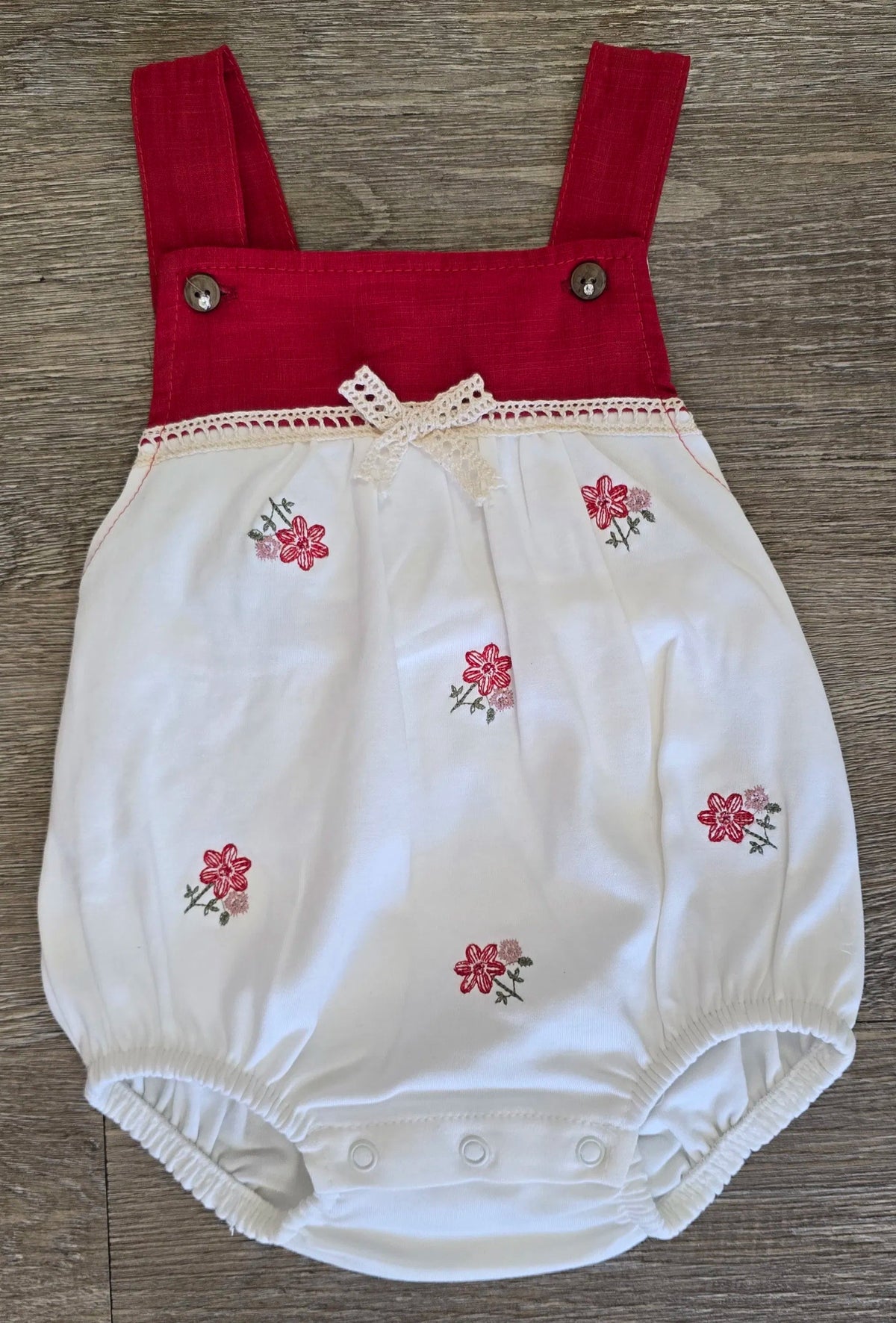 Barboteuse rouge et blanche bébé fille avec broderies florales et nœud