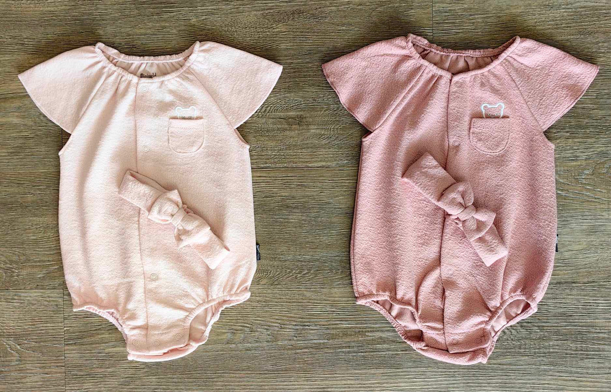 Barboteuse vieux rose bébé fille avec manches papillon et broderie ourson