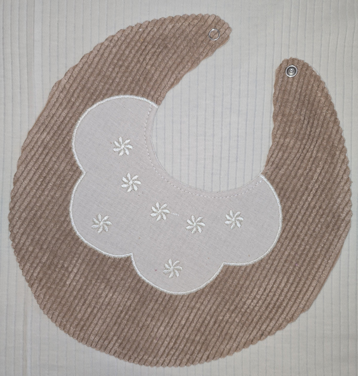 Bavoir bébé beige en coton côtelé avec col brodé