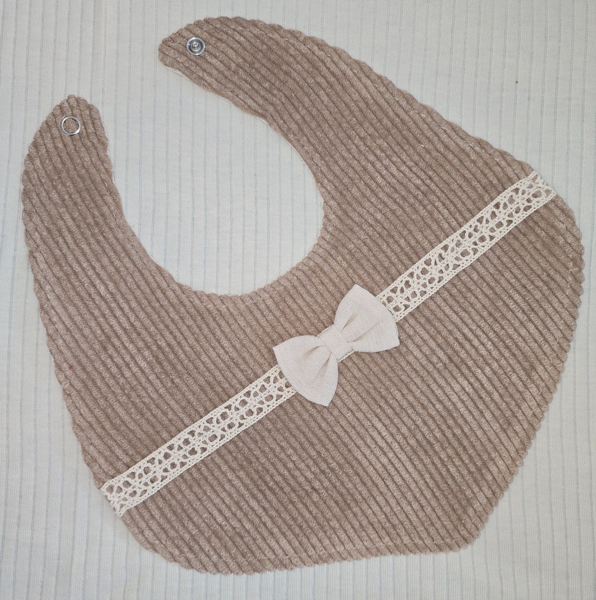Bavoir bébé en coton côtelé beige avec nœud