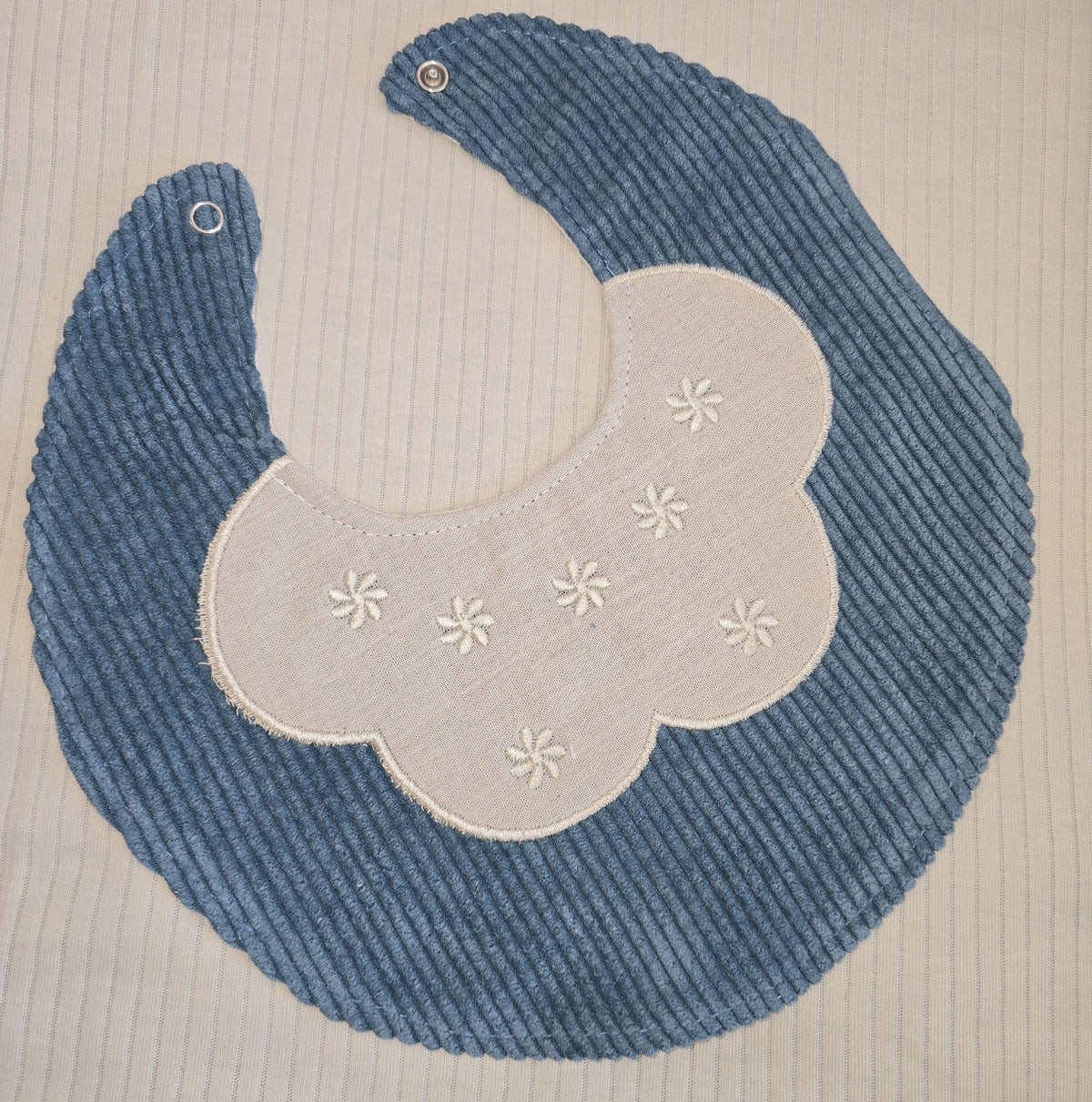 Bavoir bébé bleu en coton côtelé avec col brodé