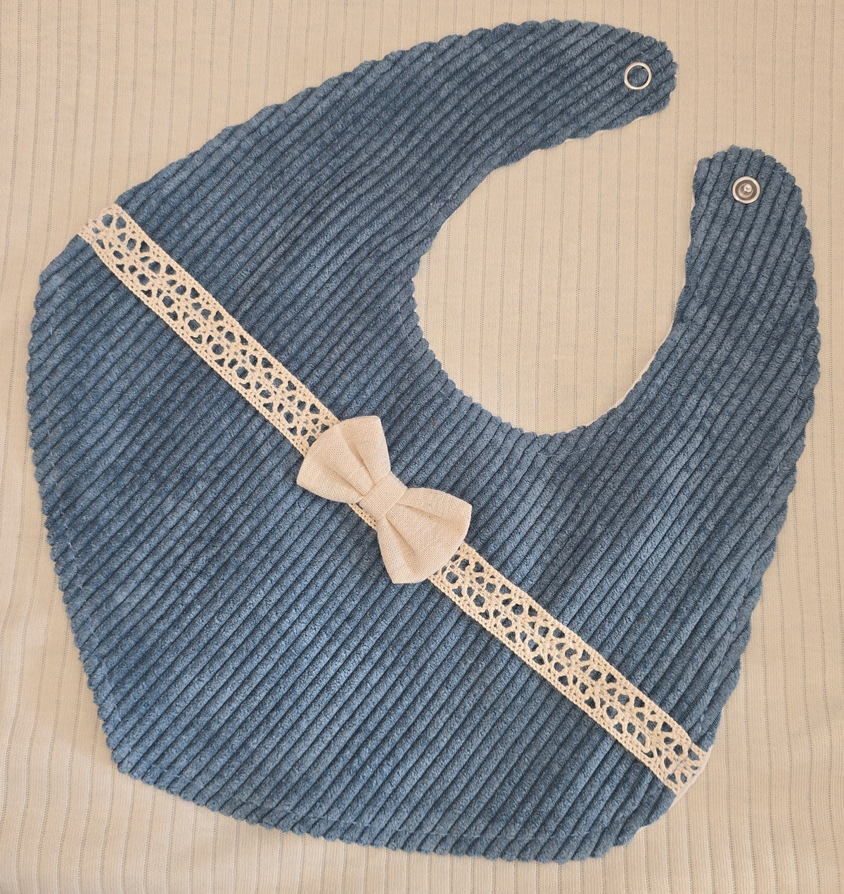 Bavoir bébé bleu en coton côtelé avec nœud