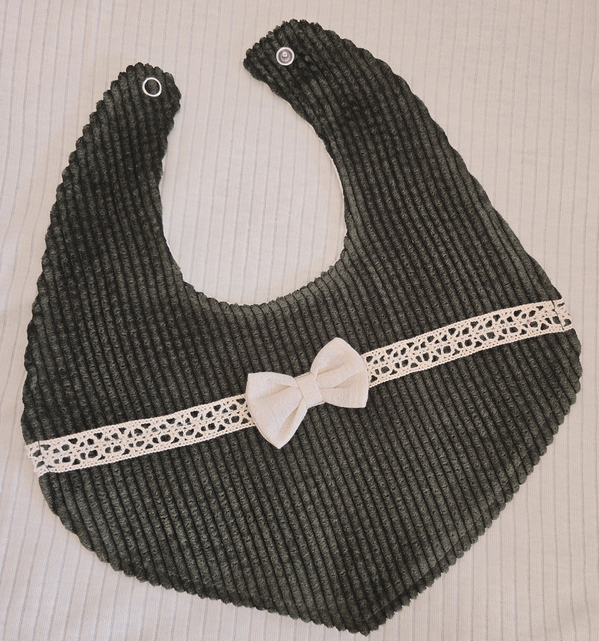 Bavoir bébé kaki en coton côtelé avec nœud