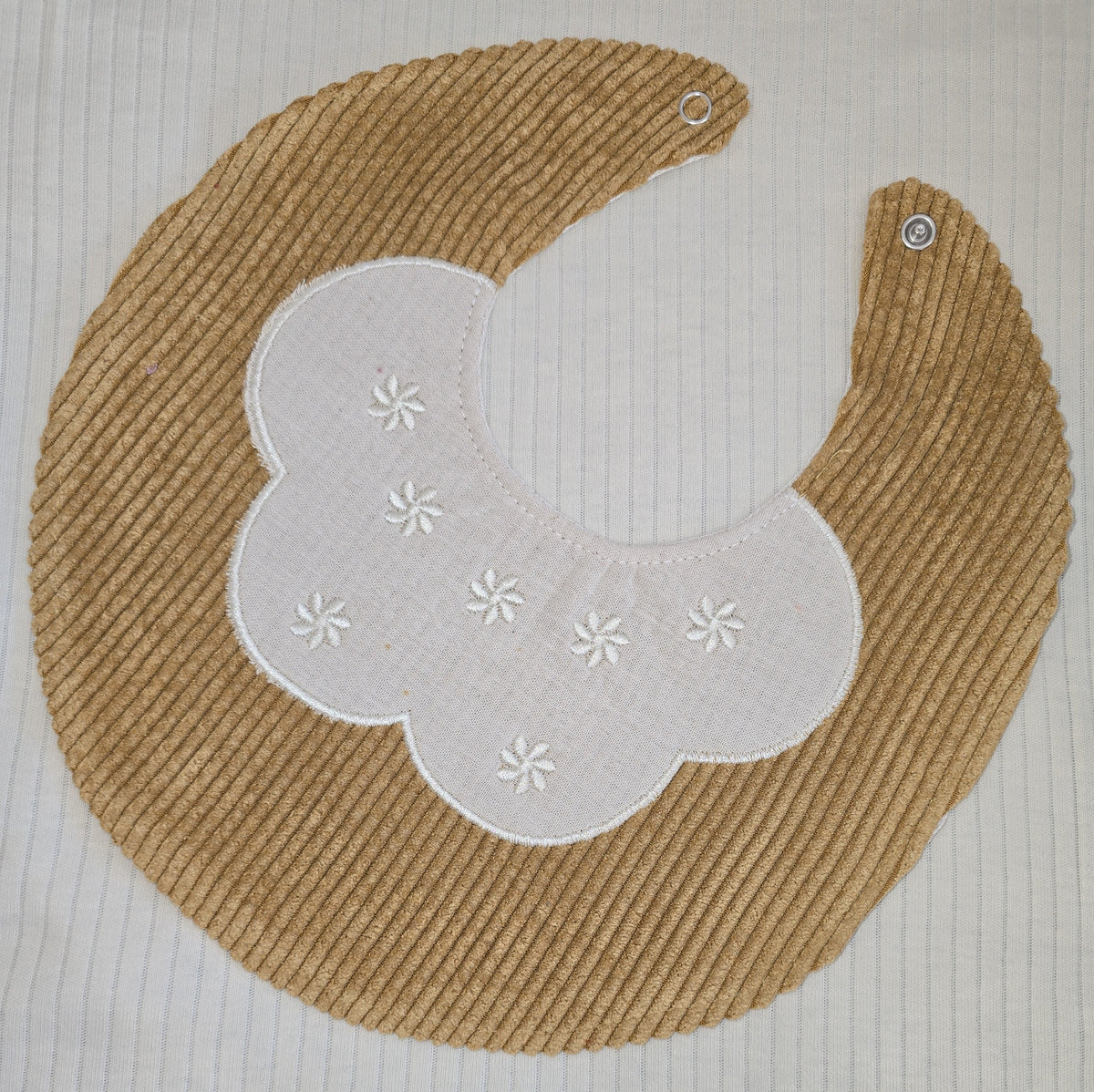 Bavoir bébé marron en coton côtelé avec col brodé