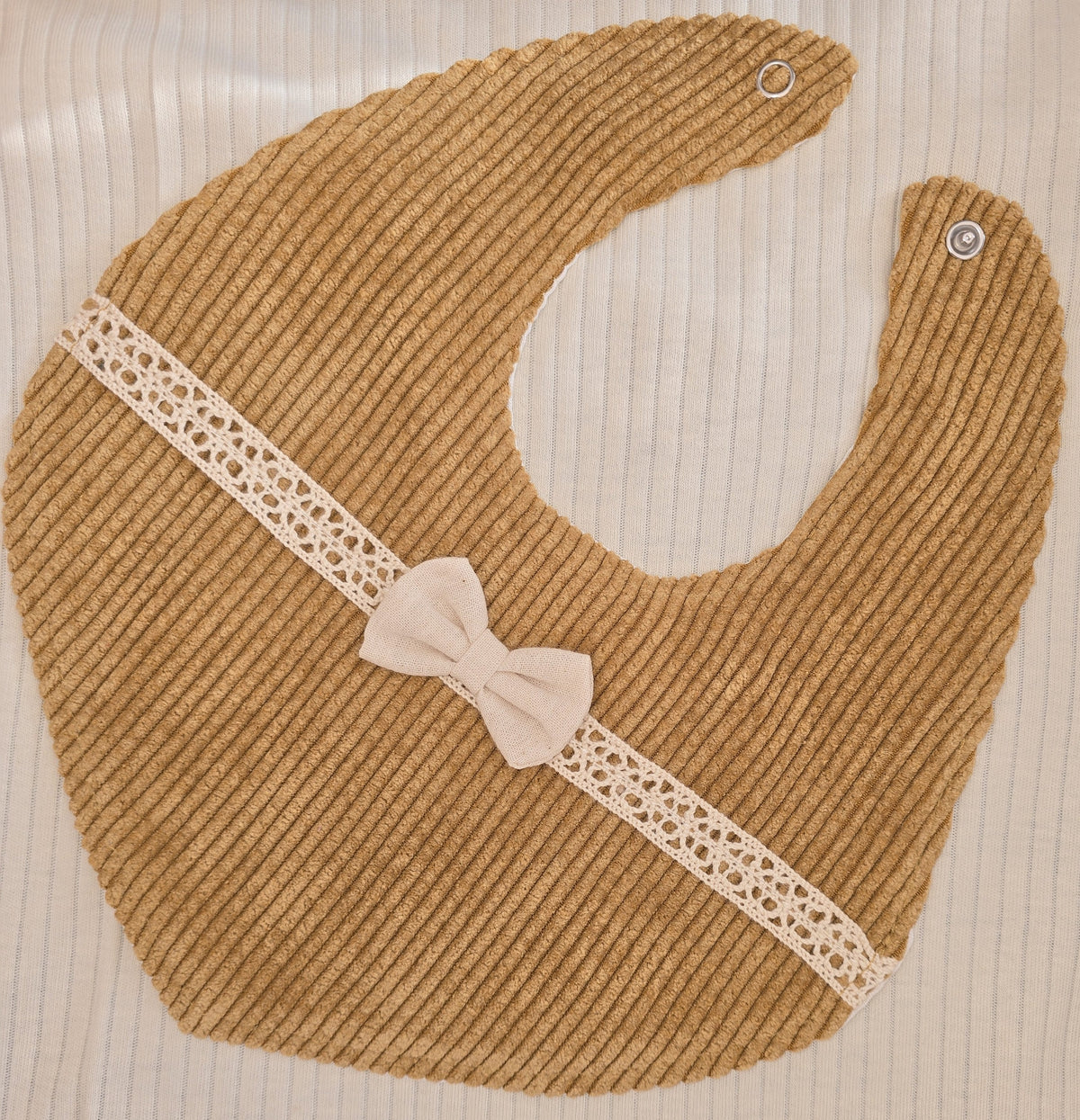 Bavoir bébé marron en coton côtelé avec nœud
