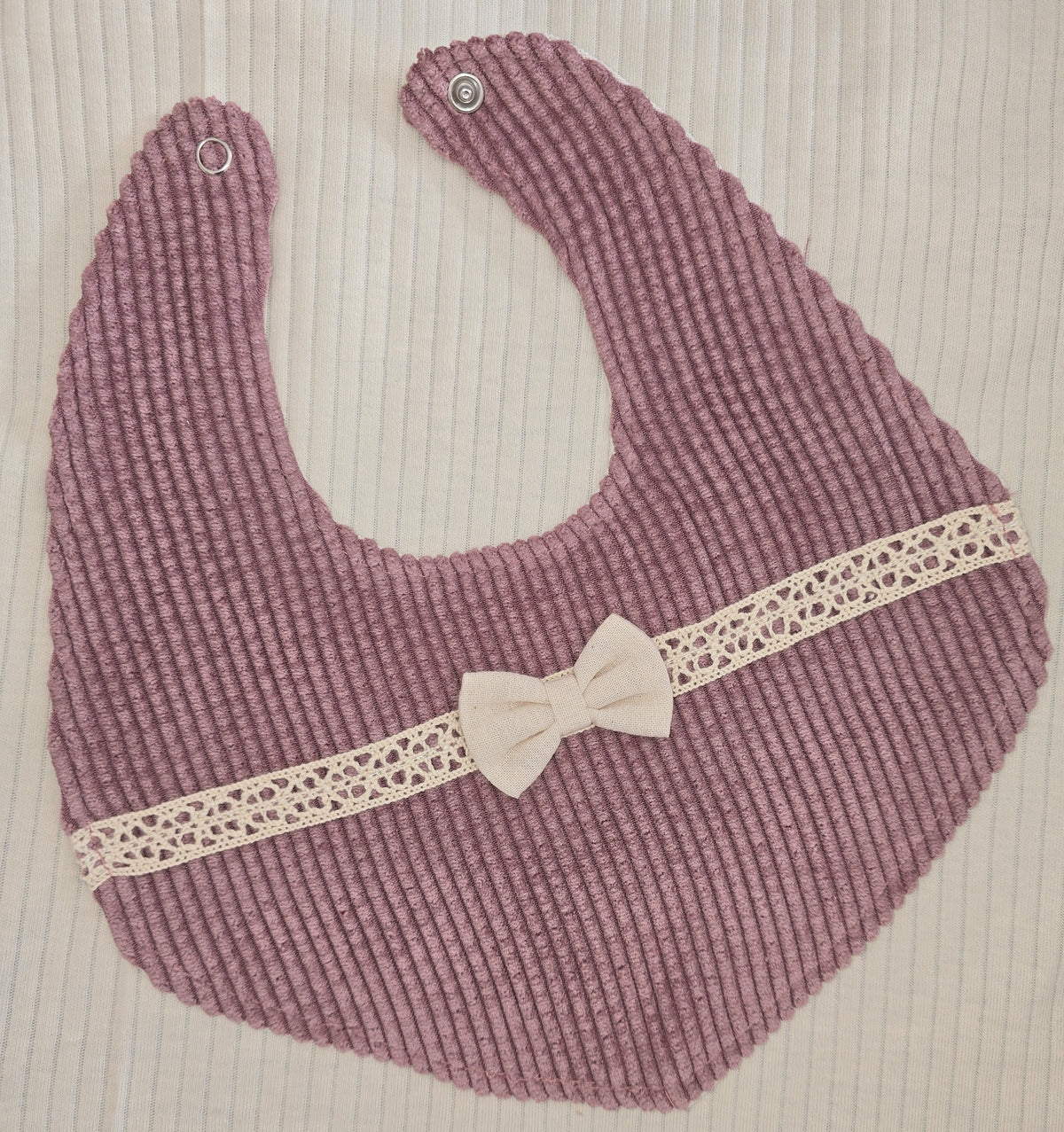 Bavoir bébé rose en coton côtelé avec nœud