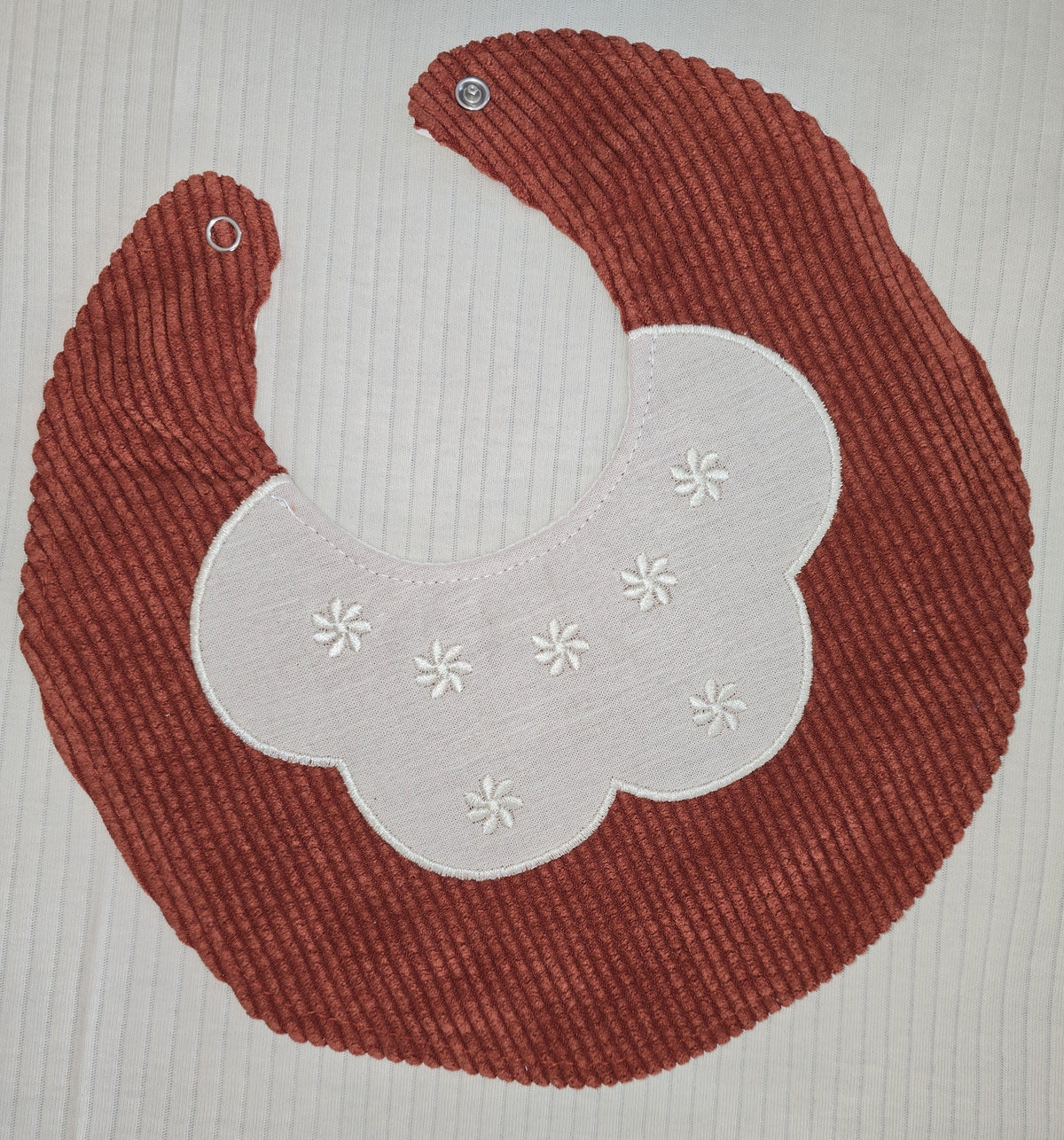 Bavoir bébé terracotta en coton côtelé avec col brodé
