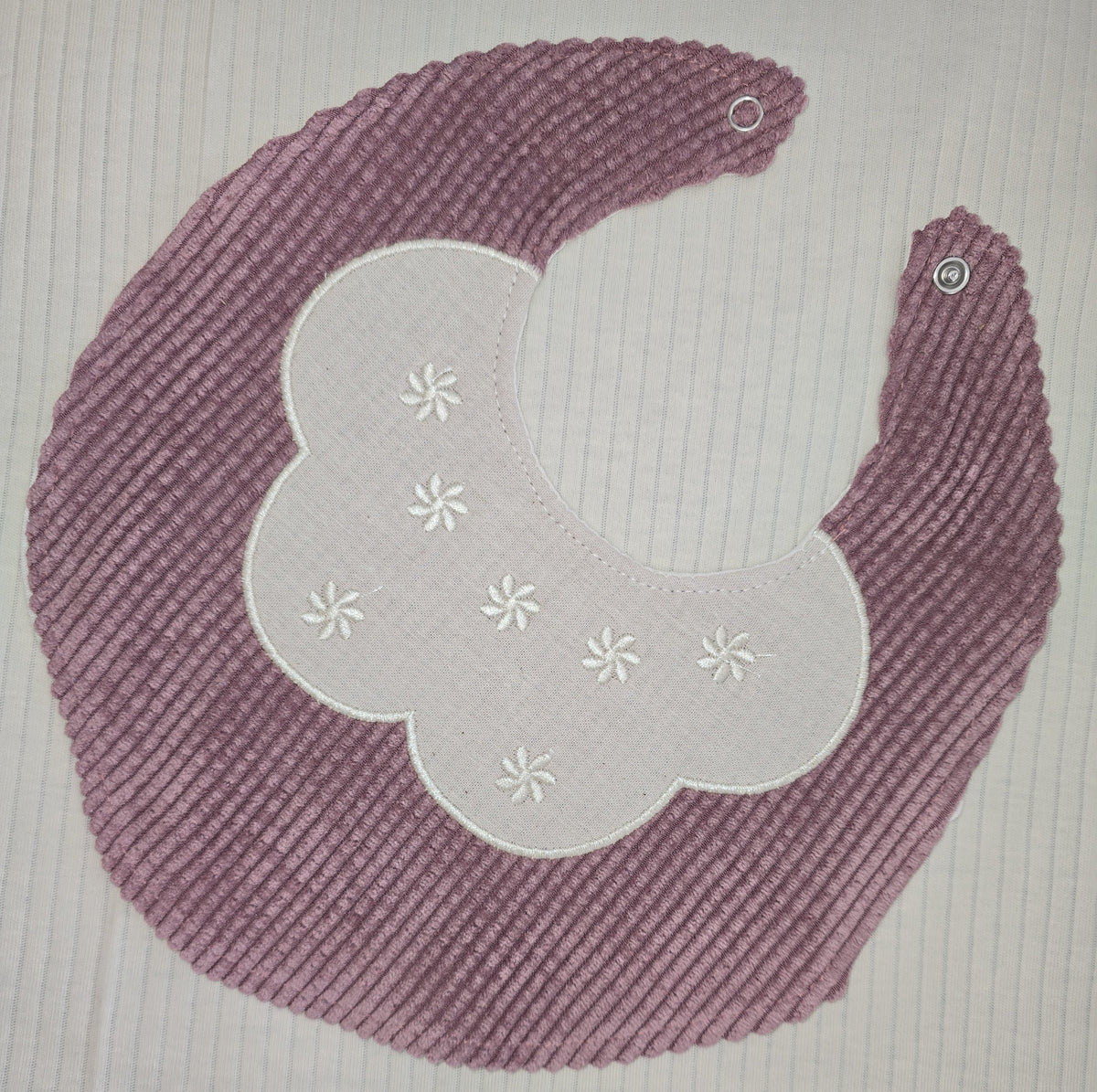 Bavoir bébé vieux rose en coton côtelé avec col brodé