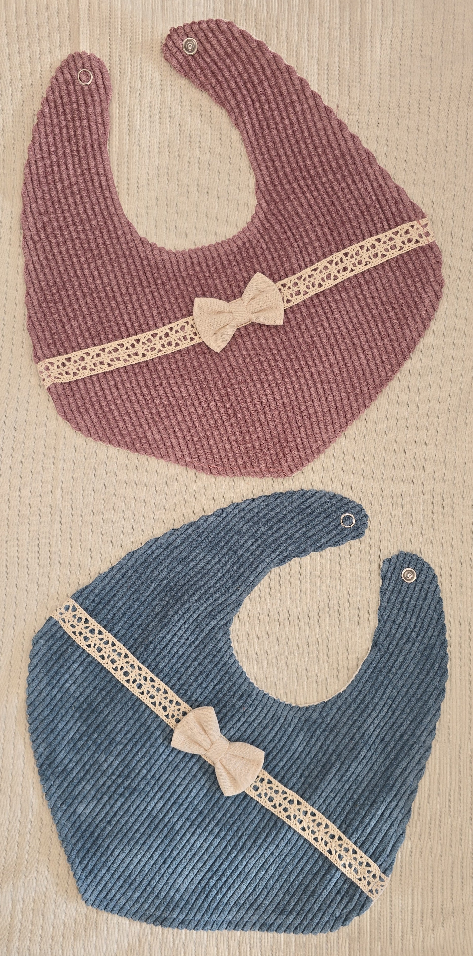 Bavoir bébé coton côtelé avec nœud Lot de 2 bleu et rose ref 034 ALL FOR KIDS