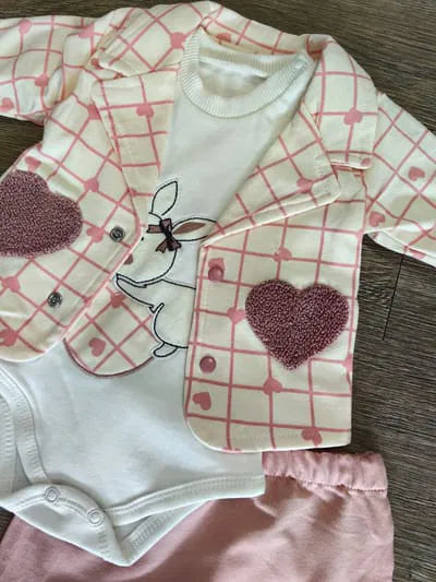 Ensemble bébé de 0 à 6 mois Veste à cœurs, body et pantalon ref 0465 ALL FOR KIDS