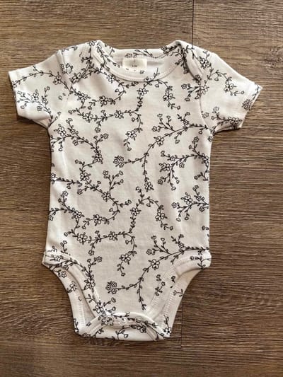 Body blanc fleuri bébé 100% coton fleuri taille de 0 à 6 mois ref 126 ALL FOR KIDS
