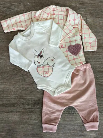 Ensemble bébé de 0 à 6 mois Veste à cœurs, body et pantalon ref 0465 ALL FOR KIDS