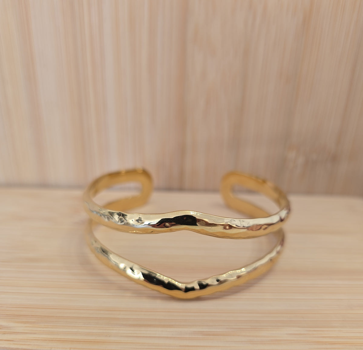 Détail du bracelet jonc doré