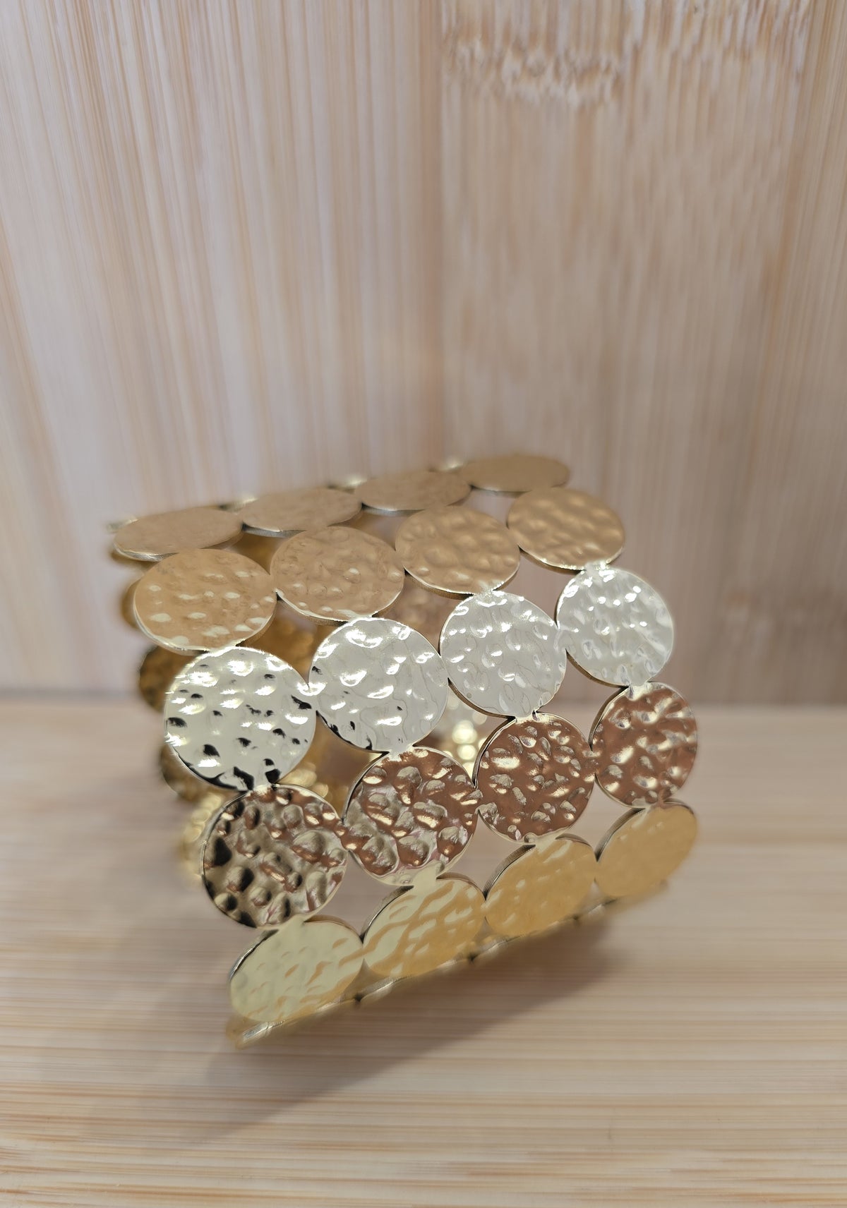 Détail du bracelet manchette doré