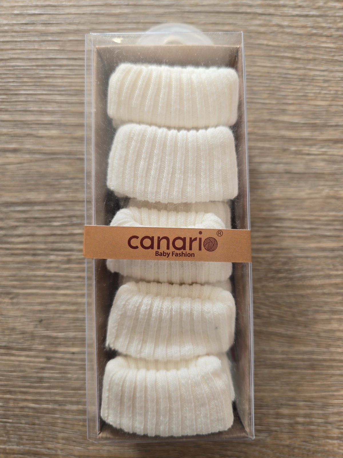 Détail chaussettes bébé unisexes en coton écru