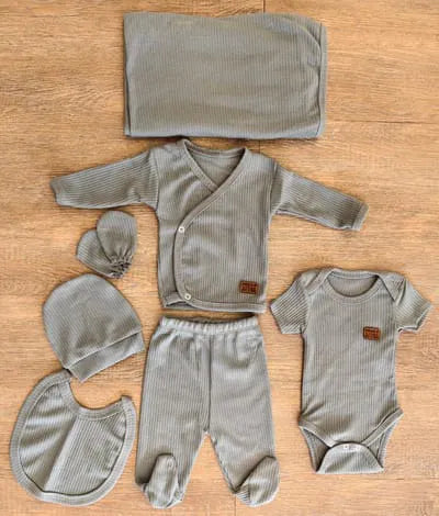 Détail coffret naissance bébé bleu gris en coton