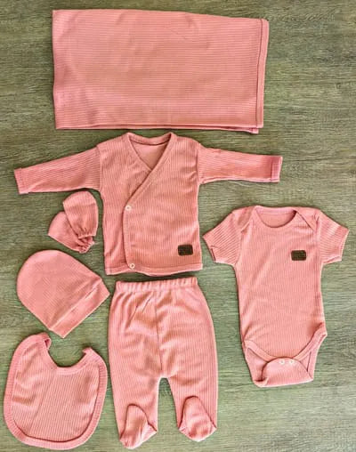 Détail coffret naissance bébé vieux rose en coton