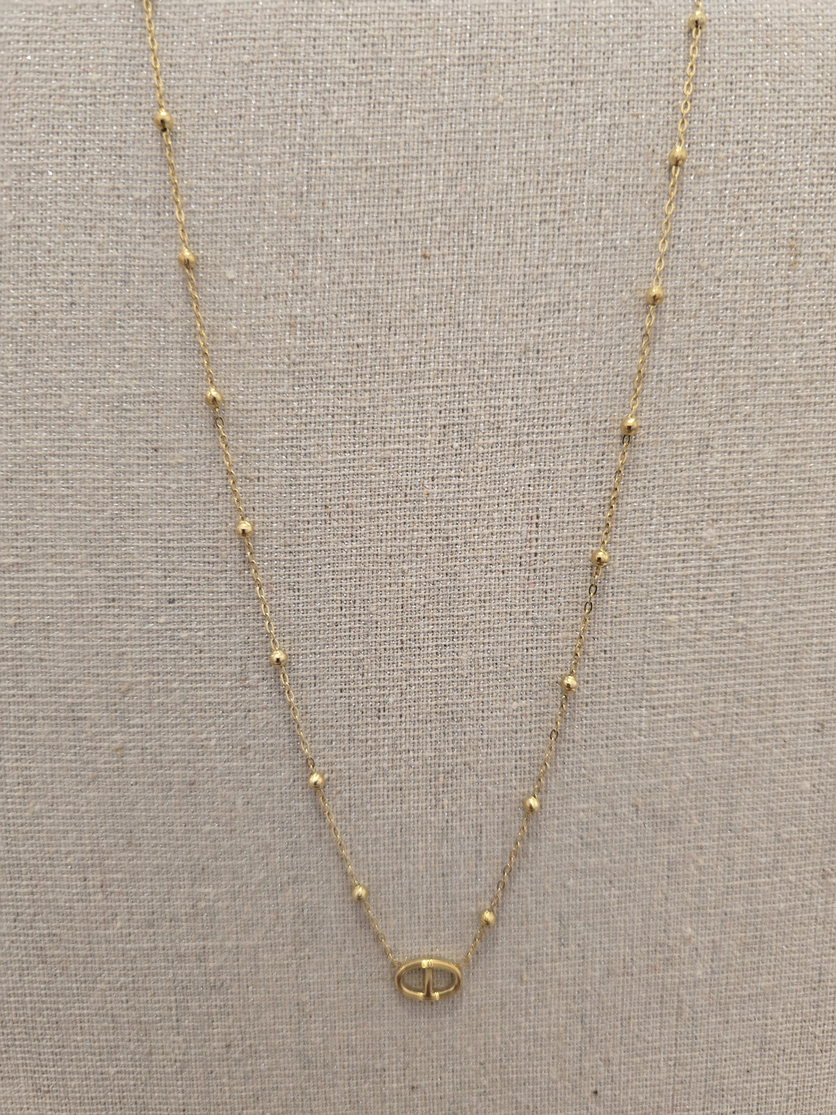 Détail du collier femme perles dorées