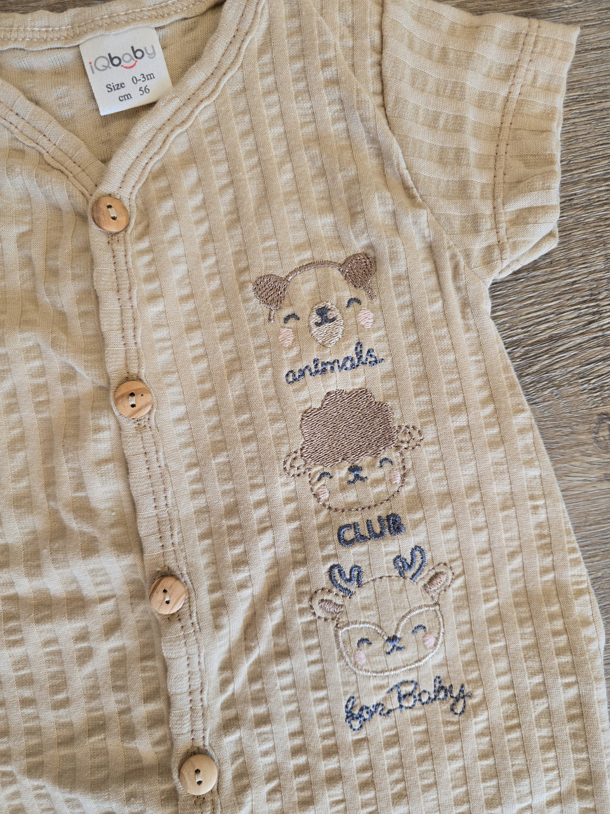 Détail de la combinaison bébé animaux en coton