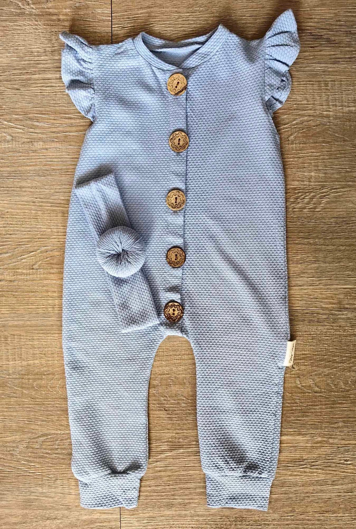 Combinaison bébé fille bleu ciel manches volantées et boutons effet bois